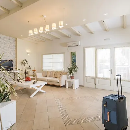 ニッソス　ティラ 3* サントリーニ