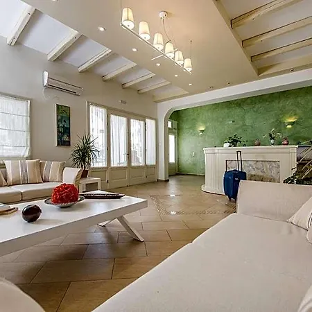 Nissos Thira Fira (Santorini)