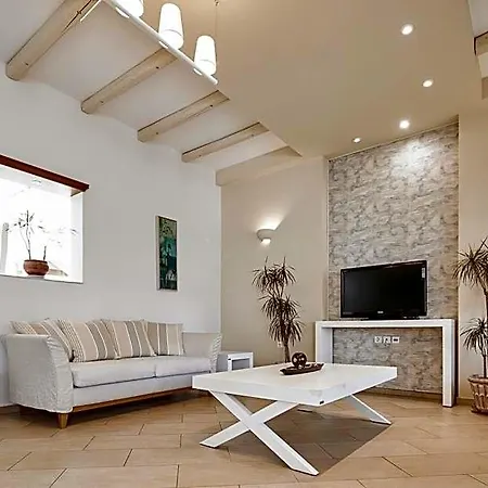 Nissos Thira فندق 2*